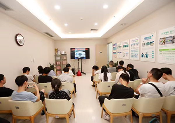 手术当天进行术前宣教。重庆爱尔眼科医院总院供图