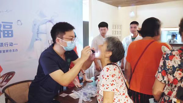 義診現場。重慶團圓口腔醫院供圖