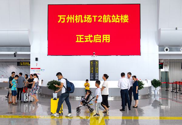 航站樓客來客往。冉孟軍攝