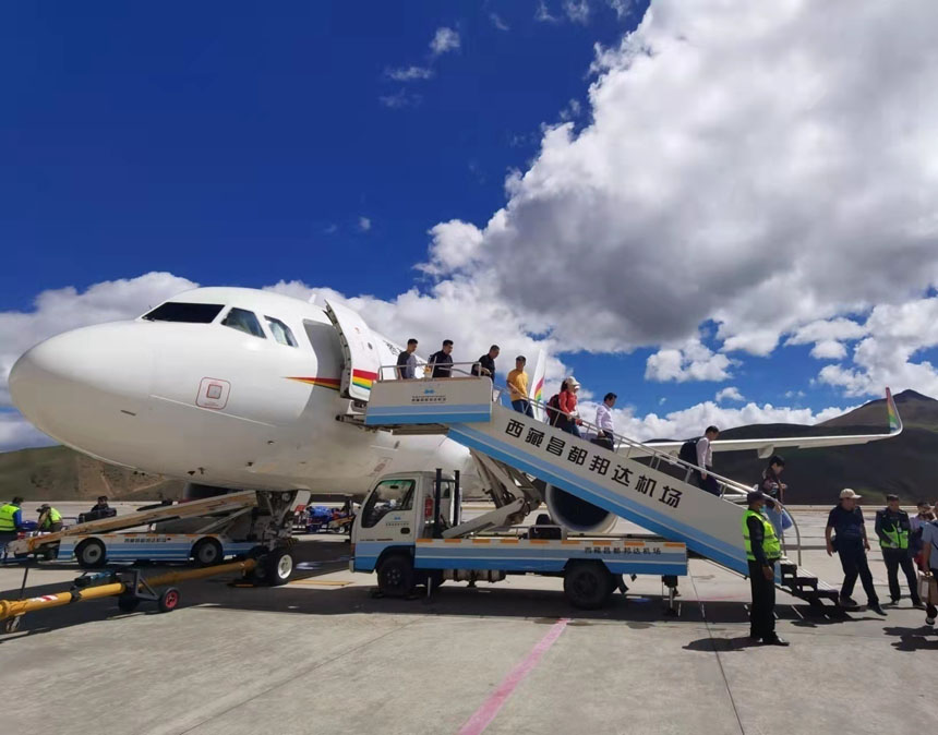 抵达全世界第二高、海拔4334米的西藏昌都邦达机场。姜峰摄