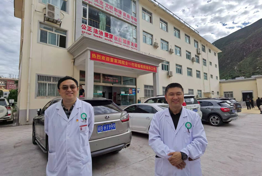 朱宇熹（左）与姜海东在昌都市人民医院。姜峰摄