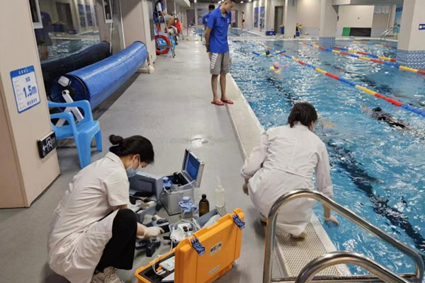 三方检测机构对游泳场所的池水进行检测。石柱县卫生健康综合行政执法支队供图