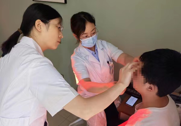 陳春梅為患者檢查眼部情況。重慶南坪愛爾眼科醫院供圖