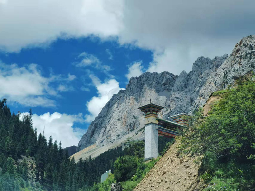 珠古拉山山巔處的冰蝕地貌。姜峰攝