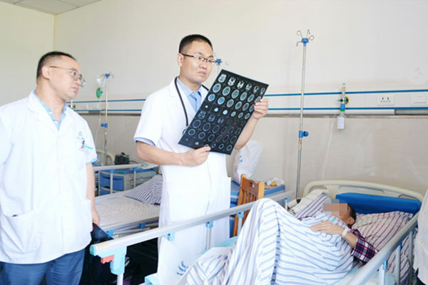 专家查房。重庆大学附属江津医院供图