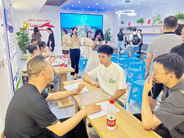 毕业生向企业招聘人员咨询求职信息。金凤镇金凤佳园社区供图