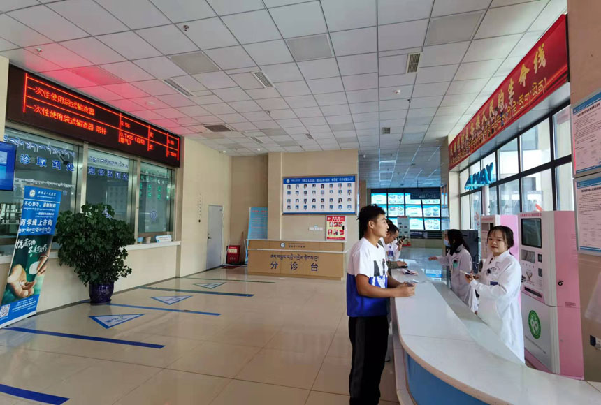 整洁现代的察雅县人民医院。姜峰摄