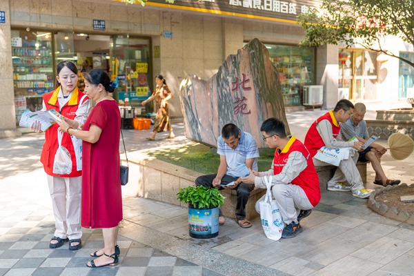 志願者們開展節電宣傳。國網永川供電公司供圖