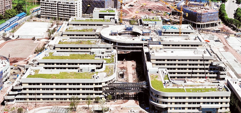 建设中的西部（重庆）科学城谢家湾学校，图中圆形部分为钢结构图书馆。（受访者供图）