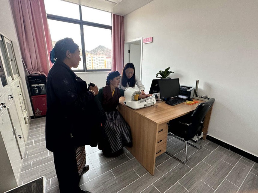 藏族同胞在芒康县人民医院就医。刘政宁摄