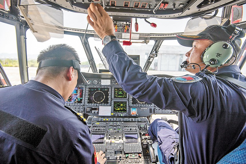 8月11日，渝北区龙兴航空应急救援基地，机组人员正在进行起飞前的准备工作。记者 郑宇 摄/视觉重庆