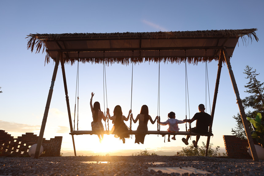 不少游客在景区避暑纳凉，乐享乡村美景。赵勇摄