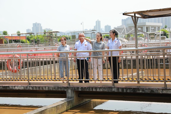 在重慶市沙坪壩排水有限公司，稅務人員了解其生產及環保設備使用情況，宣傳環保稅相關稅收政策。陳賽亞攝