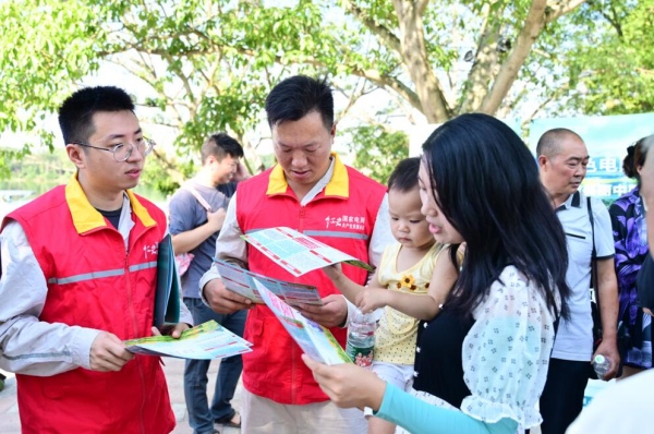 國網重慶市電力公司青年志願者向市民宣講鳥類保護的作用。張婷婷攝