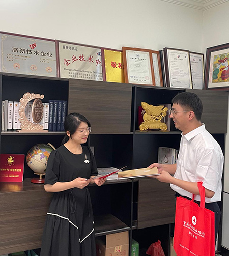 重庆农商行綦江支行客户经理李约翰走访重庆金兰铝制品有限公司。重庆农商行供图