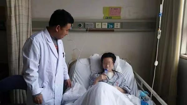 姚珂查房中。重庆西区医院供图