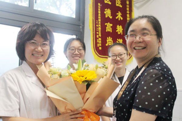 慰问临床一线医务人员。璧山区中医院供图