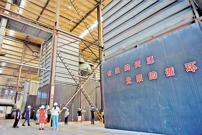 8月9日，多家媒體記者在長江材料廠區採訪。記者 劉旖旎 攝視覺重慶
