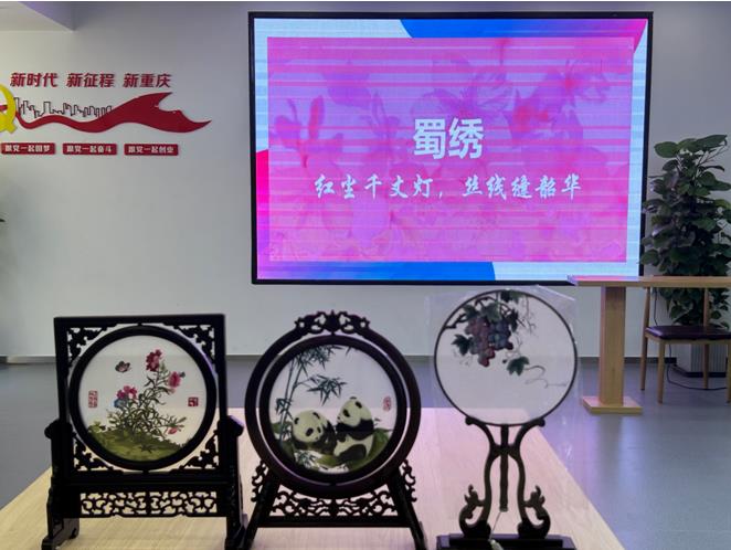 蜀绣成品展示。金凤镇金凤佳园社区供图