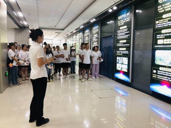 2023年应届高校毕业生及往届高校毕业未就业青年正在了解当地电商产业。杨帆摄