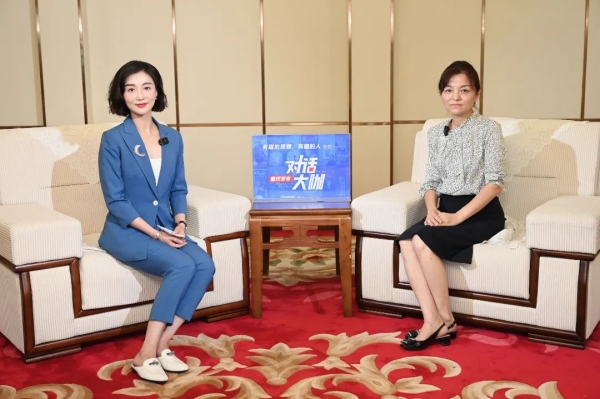 李黎做客重庆发布《对话大咖》栏目。邹乐摄