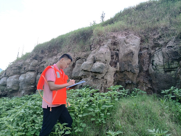 《我是地质人》。7月下旬，107地质队驻守地质工程师在云阳县长江支流磨刀溪两岸开展劣化带调查。李明亮摄。