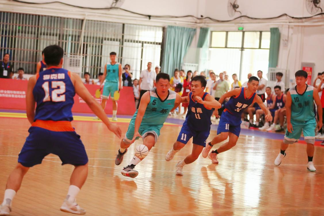 A组第一场比赛在东道主海南代表队与辽宁代表队之间展开对决。王康宏摄