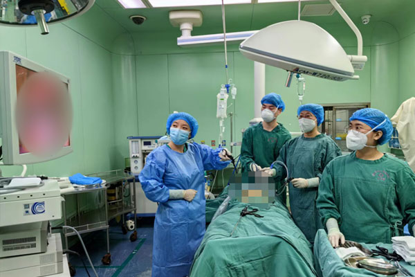 董世庆（右二）正在为患者开展手术治疗。重庆市红十字会医院（江北区人民医院）供图