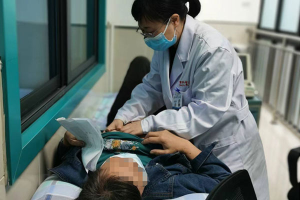 董世庆为患者检查。重庆市红十字会医院（江北区人民医院）供图