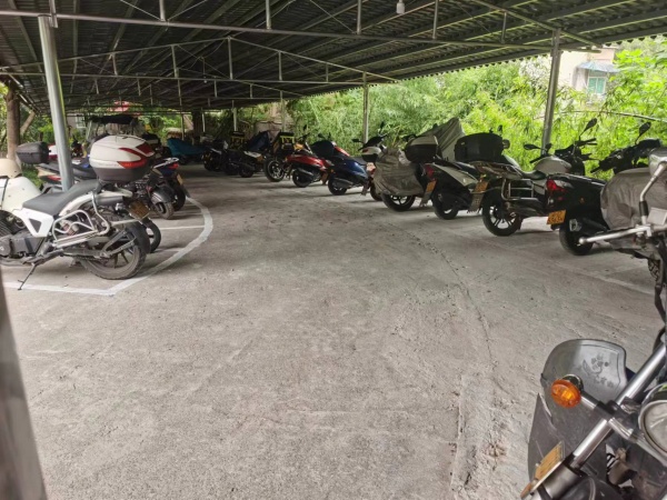 前卫江畔小区非机动车停车场整改。大石坝街道供图
