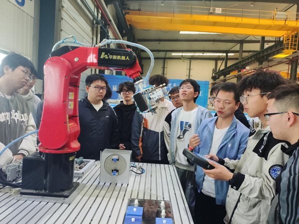 学生在企业岗位学习。重庆电子工程职业学院供图