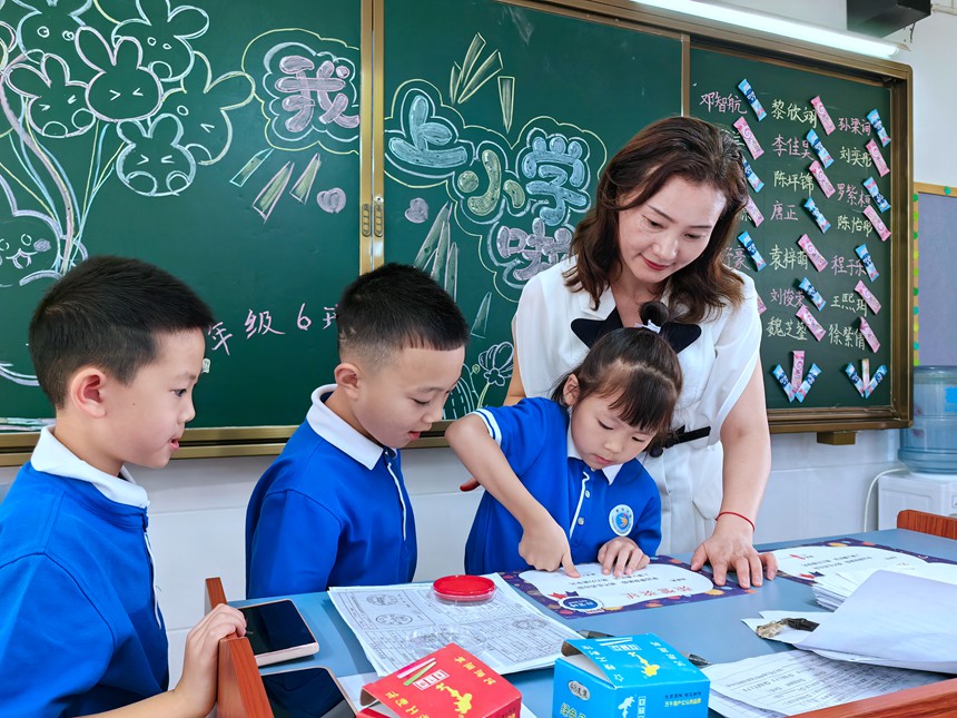 新学期，梁平区泰和小学，一年级新生签订入学承诺书。