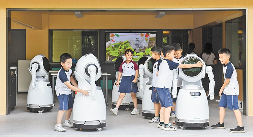 9月1日，兩江新區行遠小學，同學們與機器人互動。記者 張錦輝 申曉佳 攝/視覺重慶