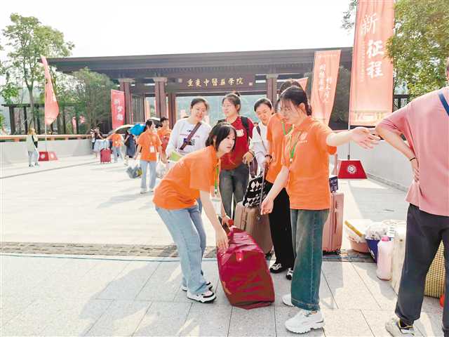 九月二日，重庆中医药学院，志愿者引导新生报到。记者 卞立成 摄\视觉重庆