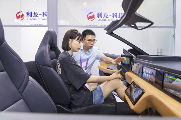 2023智博会|“智能座舱”展区干货满满 江北区打造完整汽车产业链条