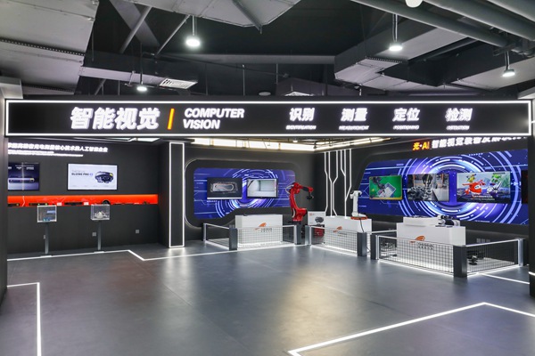 搖櫓船科技智能視覺展示中心。幸鴻宇攝