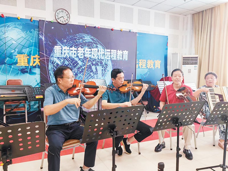 重慶市老年大學器樂演奏班小提琴手們正在合奏前彩排。記者 卞立成 攝/視覺重慶