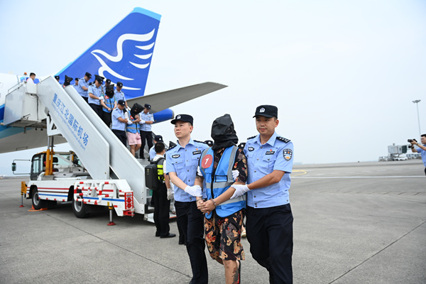 重慶警方從老撾押解18名涉詐嫌疑人回渝。重慶市公安局供圖