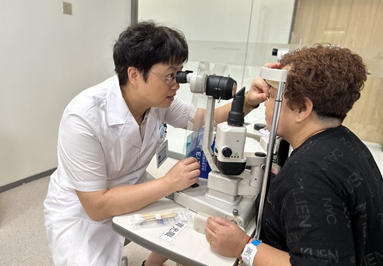 張曉城為患者檢查眼部情況。重慶南坪愛爾眼科醫院供圖