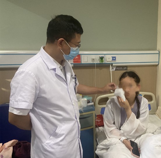 醫生袁洪峰為患者做檢查。重慶愛爾眼科醫院總院供圖