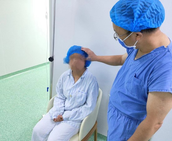 醫生周自強為患者做檢查。重慶愛爾眼科醫院總院供圖