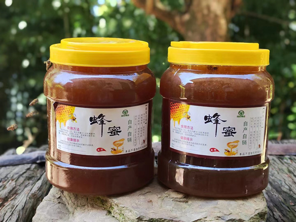 明通鎮龍泉村”秘戀龍泉“蜂蜜。鄧亞君攝