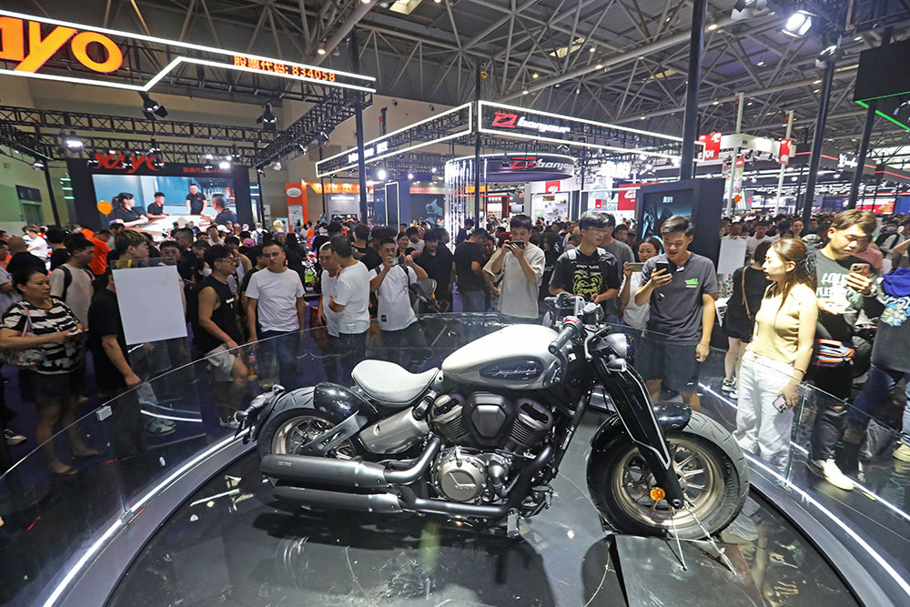 9月15日，第二十一屆中國國際摩托車博覽會在重慶國際博覽中心開幕。 展會現場人氣爆棚，眾多摩托車愛好者正在參觀摩托車。