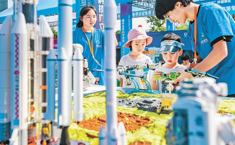 9月16日，兩江新區星匯兩江廣場，小朋友正在蘿卜村機器人教育體驗中心展台了解航天知識。記者 張錦輝 攝/視覺重慶