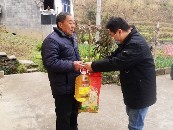 燃气集团巫溪公司驻村队员为村里老人送去生活物资。重庆燃气集团供图