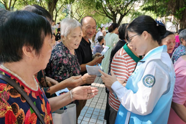 义诊现场。重医附属璧山医院供图