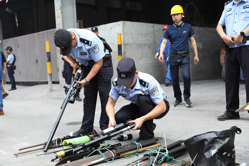 警方展示集中统一销毁的非法枪支。重庆市公安局供图