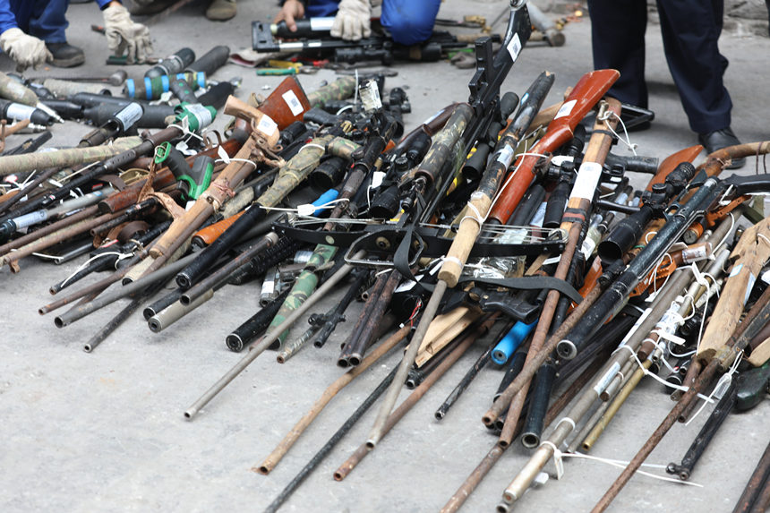 警方展示集中统一销毁的非法枪支。重庆市公安局供图