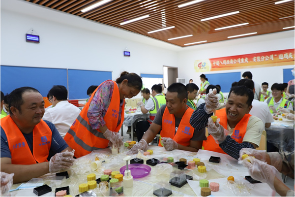 工人们一起做月饼。中建八局供图