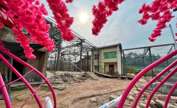 工人們正在打造鄉村游樂園。成蓉攝